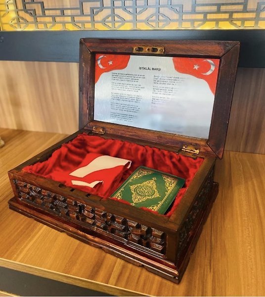 Türk Bayragi Islemeli Ceviz Sandik Kilitli Müdür Ofis Hediyeleri