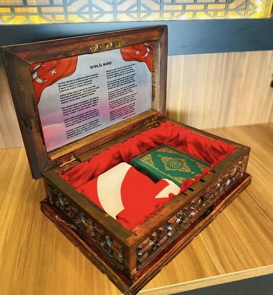 Türk Bayragi Islemeli Ceviz Sandik Kilitli Müdür Ofis Hediyeleri